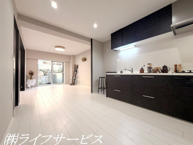 【居間・リビング】 | シャルマンコーポ塚本 | ＬＤＫ１６.２帖／室内リフォーム済につき即入居可！東南向きの専用庭付！陽当り良好！
