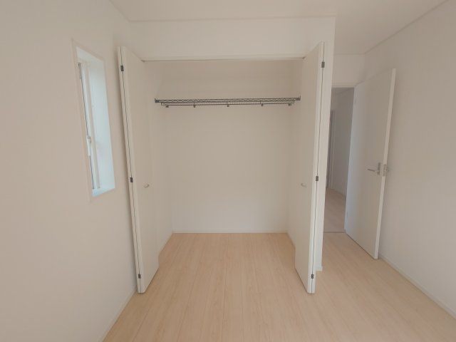 クレイドルガーデン丸亀市垂水町第１◇光熱費の負担の軽減が可能なオール電化住宅ですの洋室|１号棟１階洋室
内部には収納棚などが設置されていて収納力が豊富で、衣類以外の大きなものも収納できます(^^♪