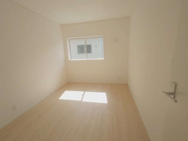クレイドルガーデン丸亀市垂水町第１◇光熱費の負担の軽減が可能なオール電化住宅ですの寝室|１号棟主寝室
旅行バッグ等も収納でき寝室をスッキリと片付けることが可能な大容量収納クローゼット付きです(*^^*)