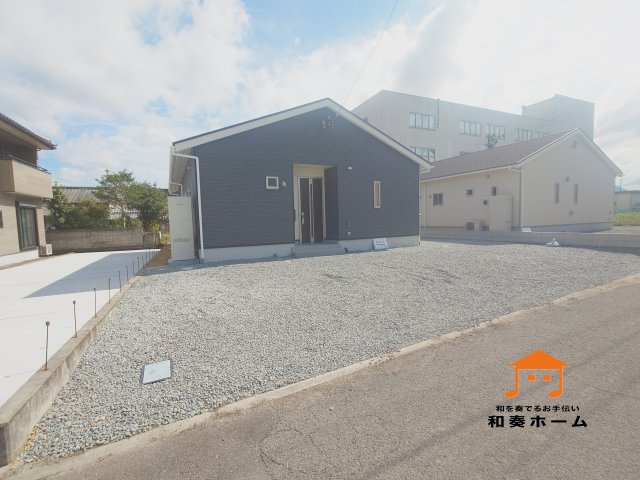 クレイドルガーデン丸亀市垂水町第１◇光熱費の負担の軽減が可能なオール電化住宅ですの外観|１号棟
駐車場スペースは３台以上のゆったりとした区画です。入居者以外の出入りが少ないので駐車が苦手な方にも安心です。家族の複数台所有や来客用駐車や将来的な車の増台にも対応しや
