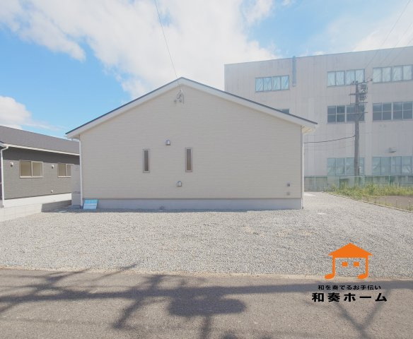 クレイドルガーデン丸亀市垂水町第１◇光熱費の負担の軽減が可能なオール電化住宅ですの外観|２号棟
駐車場スペースは３台以上のゆったりとした区画です。入居者以外の出入りが少ないので駐車が苦手な方にも安心です。家族の複数台所有や来客用駐車や将来的な車の増台にも対応しや