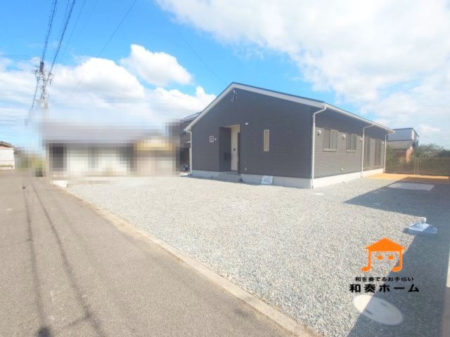 クレイドルガーデン丸亀市垂水町第１◇光熱費の負担の軽減が可能なオール電化住宅ですの前面道路含む現地写真|１号棟
黒い外壁は、モダンで洗練された印象を与え、高級感を演出できます。砂埃やコケ、カビ、排気ガスの黒ずみ、雨だれなどが目立ちにくいという実用的なメリットがあります。