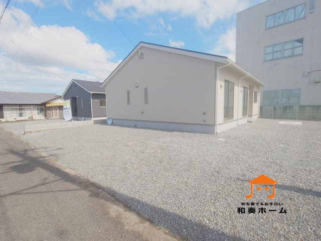 クレイドルガーデン丸亀市垂水町第１◇光熱費の負担の軽減が可能なオール電化住宅ですの前面道路含む現地写真|２号棟
白い外壁は光をよく反射するため、家全体が明るく清潔感のある印象になります。日当たりが限られた立地でも外観がぱっと華やぎ、開放感を演出ができるお家です。
