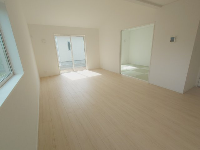 クレイドルガーデン丸亀市垂水町第１◇光熱費の負担の軽減が可能なオール電化住宅ですの居間・リビング|１号棟リビング
親と子供が一緒に使える共有スペースをつくり、つねに子供の様子を確認しながら在宅ワークができる18.5帖の広いリビングが魅力的なお家です(*^^)v