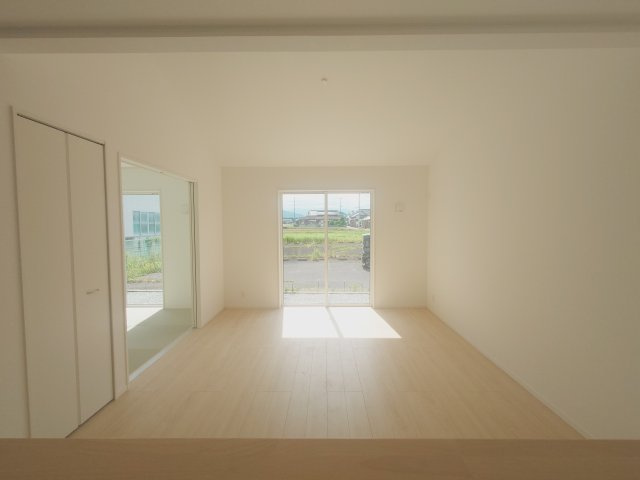 クレイドルガーデン丸亀市垂水町第１◇光熱費の負担の軽減が可能なオール電化住宅ですの居間・リビング|２号棟リビング
１８.５帖の広いリビングはソファやダイニングの配置替え、ワークスペースの設置、子どもの遊び場など、ライフステージに合わせて使い方を変えやすいです。