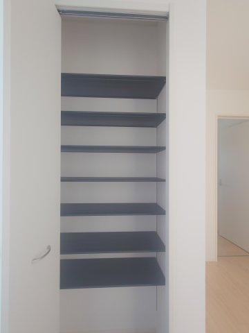 クレイドルガーデン丸亀市垂水町第１◇光熱費の負担の軽減が可能なオール電化住宅ですの収納|１号棟玄関収納
可動棚を有効的に活用することで、様々なサイズのアイテムを収納することができ、雑然としがちな玄関をスッキリとした状態に保つことが可能で便利なシューズインクローゼットです。