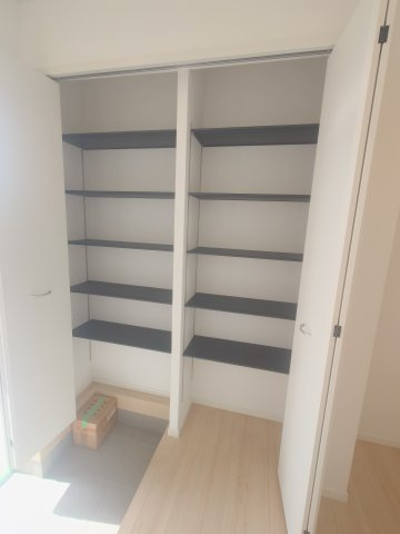 クレイドルガーデン丸亀市垂水町第１◇光熱費の負担の軽減が可能なオール電化住宅ですの収納|２号棟玄関収納
玄関をすっきりと保ち、靴や屋外で使用する様々なものを効率的に収納できる収納力豊富なのシューズクロークがあれば、靴を玄関に置きっぱなしにする必要がなくなります！