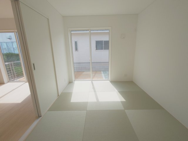 クレイドルガーデン丸亀市垂水町第１◇光熱費の負担の軽減が可能なオール電化住宅ですの和室|１号棟和室
畳は柔らかいので、そのまま寝転がったり、客間として来客を案内したりできる便利な和室です。
用途を自由自在に変えられる和室は、生活に寄り添った部屋として重宝します。