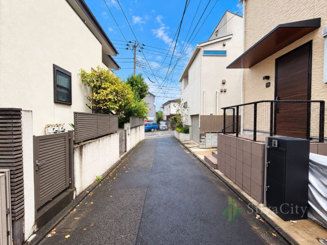 品川区旗の台6丁目の前面道路含む現地写真|北側約4.0mの私道に接道。周辺は戸建住宅が建ち並ぶ、落ち着いた住環境です。