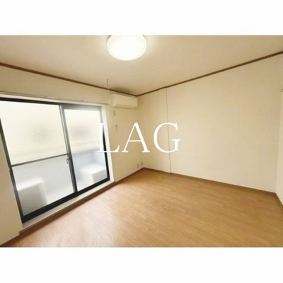 【居間・リビング】 | ロイヤルガーデン | 洋室のお部屋です。