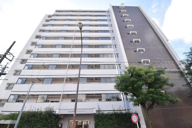 【外観】 | 田園調布スカイハイツ | 手入れの行き届いた外壁やエントランスなど、「見ればわかる」レベルで清潔感を保ったマンションです。築年数を感じさせない姿で皆様をお出迎えします。～即日のご見学可能～　お問合せはお気軽にどうぞ。
