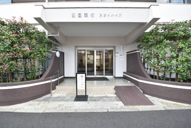 【エントランス】 | 田園調布スカイハイツ | お客様を、そして住人を出迎えてくれるマンションのエントランス。ゴミが落ちていないことからも、管理状態の良さや住民の節度の高さが見て取れます。～即日のご見学可能～　お問合せはお気軽にどうぞ。