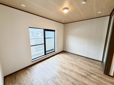 【洋室】 | 南旅篭町西２丁　中古戸建 | ４ＬＤＫのゆとりのあるお住まい！お子様のお部屋や趣味のお部屋もご用意いただけます♪