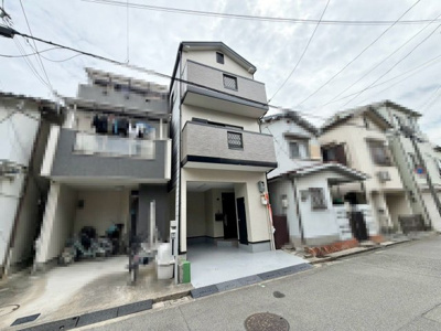【前面道路含む現地写真】 | 南旅篭町西２丁　中古戸建 | ２面採光のお部屋ございます！明るい室内は、風通しも良く、大変居心地の良い空間となっております♪爽やかな風を感じて起きる朝は、快適生活の始まりに！