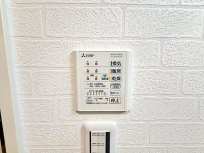 【設備】 | 南旅篭町西２丁　中古戸建 | 浴室乾燥機付きですので、雨の日の洗濯物も安心ですね♪冬の時期はヒートショック予防にも役立ちます♪ 
