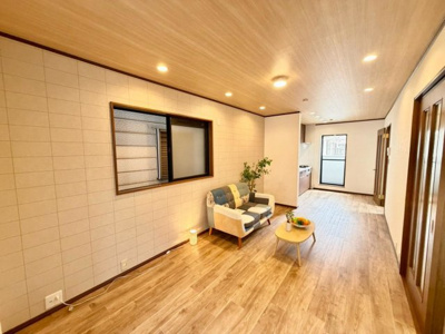 【居間・リビング】 | 南旅篭町西２丁　中古戸建 | 【２WAY利用可能】
南海本線「湊」駅まで徒歩８分・阪堺電気軌道阪堺線「御陵前」駅まで徒歩３分！
毎日の通勤・通学に便利ですね♪