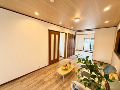 【居間・リビング】 | 南旅篭町西２丁　中古戸建 | 【ＬＤＫ約１２．７帖】
２階リビングにすることで、陽当たりを良くし、人目も気にならずプライバシーを確保することが出来ます！