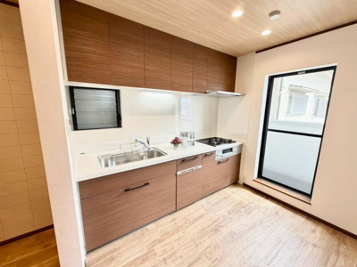 【キッチン】 | 南旅篭町西２丁　中古戸建 | システムキッチンがあります♪収納があるおかげでキッチンも広く利用できるのは、お料理される方の嬉しいポイント♪