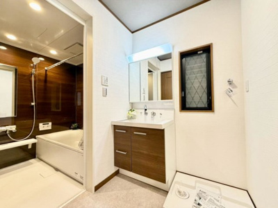 【独立洗面台】 | 南旅篭町西２丁　中古戸建 | シャワー付きなので、朝の身支度の忙しい時間に重宝しますね♪