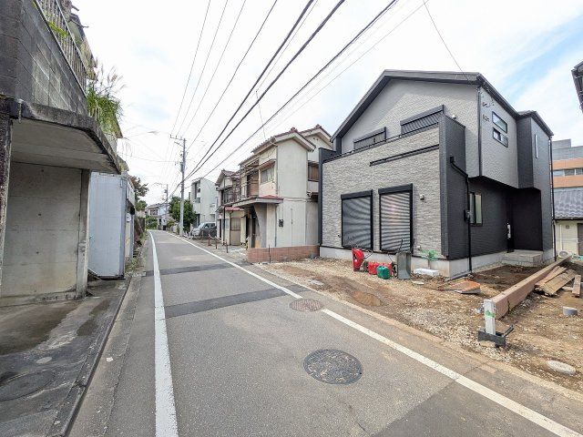 八王子市　万町　新築一戸建ての前面道路含む現地写真|～南4ｍ道路につき陽当たり良好～