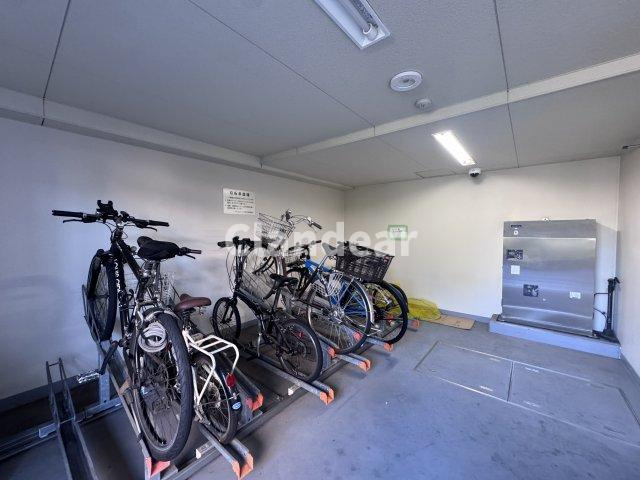 パレステージ六町Ⅳの駐輪場|ドキドキの新生活も、安心してスタート。ぴったりの住まいを見つけませんか？クランディアが一緒に住まい選びをサポートします‼　まずは、お気軽にお問合せください　＃クランディア