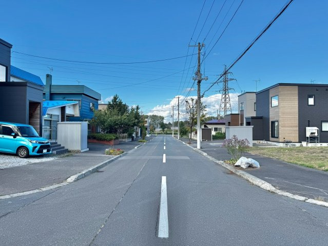 稲穂1条5丁目　住宅用地2区画の前面道路含む現地写真
