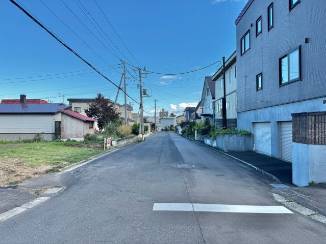 稲穂1条5丁目　住宅用地2区画の前面道路含む現地写真