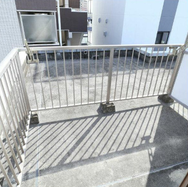 原庭プレイスのバルコニー|暖かな日差しのふりそそぐバルコニー