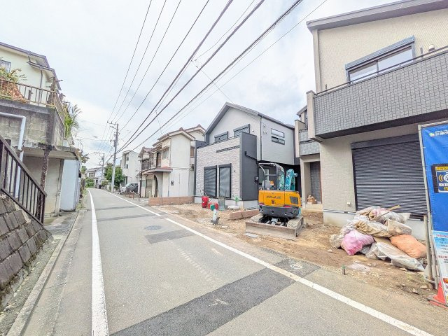 八王子市　万町　新築一戸建ての前面道路含む現地写真|～南4ｍ道路につき陽当たり良好～