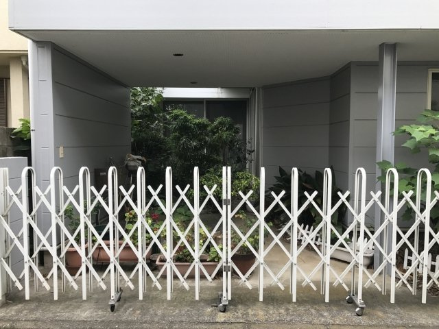 わんにゃんハウス祖師谷の外観|屋根付きの駐輪場あり。