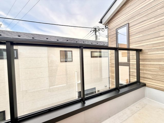 三鷹市井口5丁目　新築戸建　残3棟のバルコニー|2026.09.25撮影

現地ご見学希望・資料請求などお気軽にお問い合わせ下さい！
03-5990-5201