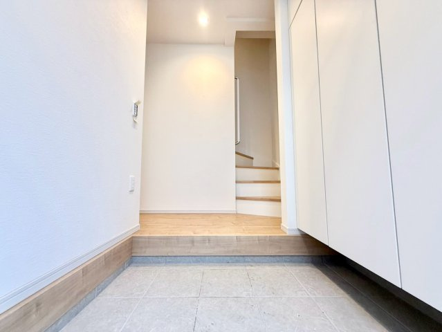 三鷹市井口5丁目　新築戸建　残3棟の玄関|2026.09.25撮影

現地ご見学希望・資料請求などお気軽にお問い合わせ下さい！
03-5990-5201