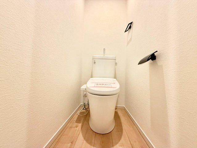 三鷹市井口5丁目　新築戸建　全4棟のトイレ|2026.09.25撮影

現地ご見学希望・資料請求などお気軽にお問い合わせ下さい！
03-5990-5201