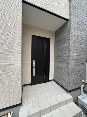 【玄関】 | 福岡市東区香椎駅東1丁目2期　1号棟（全1棟）【仲介手数料無料・0円】 | 施工例。施工例は完成時と異なる場合があります。