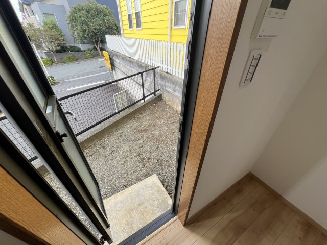 これはイイですね。全室南向きで明るく通風がとてもとても良い！！カースペースもゆとりがあります◎その上駅距離が徒歩４分ときたらもう...誰が見てもGOODな『旭区柏町』リフォーム戸建のその他