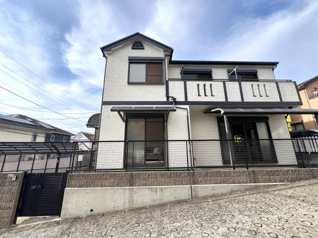これはイイですね。全室南向きで明るく通風がとてもとても良い！！カースペースもゆとりがあります◎その上駅距離が徒歩４分ときたらもう...誰が見てもGOODな『旭区柏町』リフォーム戸建