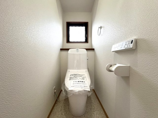 これはイイですね。全室南向きで明るく通風がとてもとても良い！！カースペースもゆとりがあります◎その上駅距離が徒歩４分ときたらもう...誰が見てもGOODな『旭区柏町』リフォーム戸建のトイレ|落ち着いたトイレです