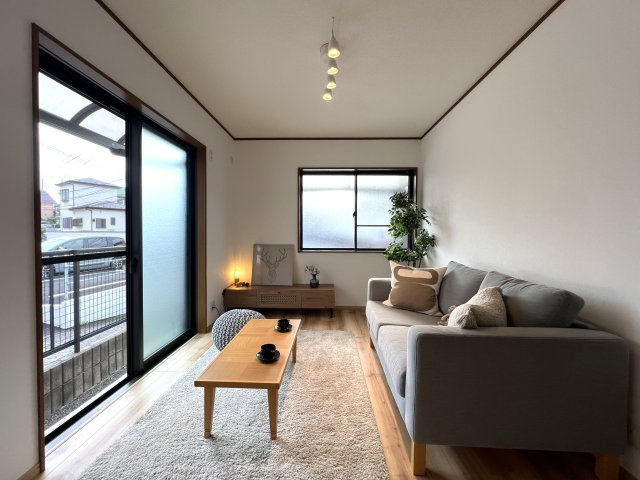 これはイイですね。全室南向きで明るく通風がとてもとても良い！！カースペースもゆとりがあります◎その上駅距離が徒歩４分ときたらもう...誰が見てもGOODな『旭区柏町』リフォーム戸建の居間・リビング|ゆったり過ごせる居間です