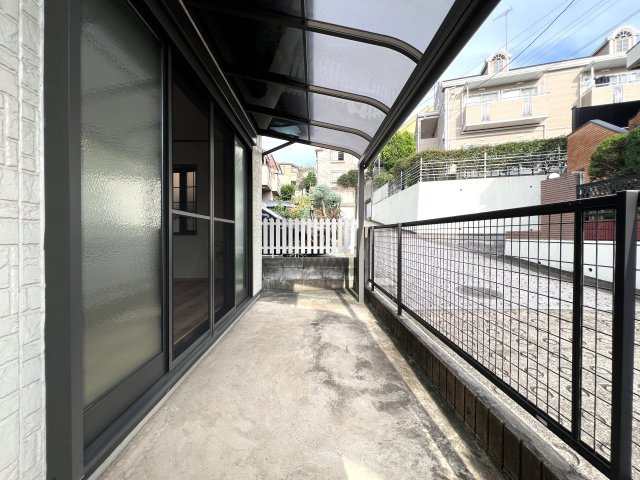 これはイイですね。全室南向きで明るく通風がとてもとても良い！！カースペースもゆとりがあります◎その上駅距離が徒歩４分ときたらもう...誰が見てもGOODな『旭区柏町』リフォーム戸建のバルコニー|落ち着いた時間を過ごせるバルコニーです