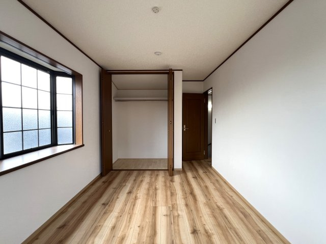 これはイイですね。全室南向きで明るく通風がとてもとても良い！！カースペースもゆとりがあります◎その上駅距離が徒歩４分ときたらもう...誰が見てもGOODな『旭区柏町』リフォーム戸建の洋室|スタンダードな洋室です