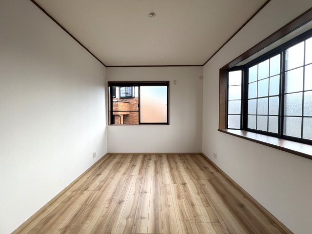 これはイイですね。全室南向きで明るく通風がとてもとても良い！！カースペースもゆとりがあります◎その上駅距離が徒歩４分ときたらもう...誰が見てもGOODな『旭区柏町』リフォーム戸建の洋室|個人の部屋や寝室として使える洋室です