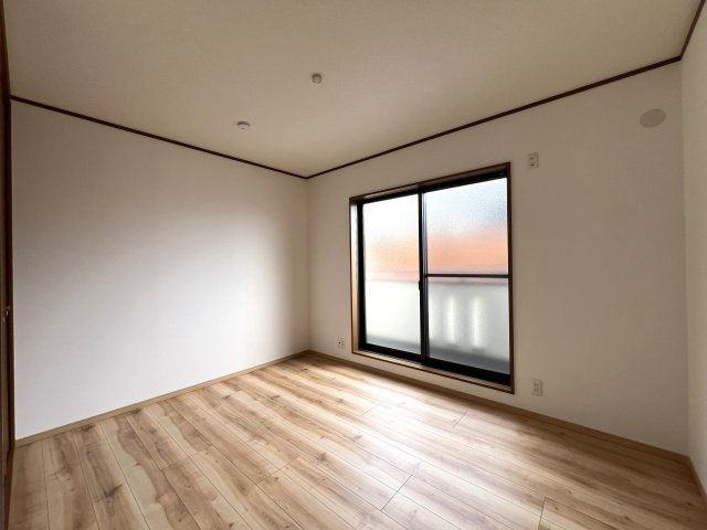 これはイイですね。全室南向きで明るく通風がとてもとても良い！！カースペースもゆとりがあります◎その上駅距離が徒歩４分ときたらもう...誰が見てもGOODな『旭区柏町』リフォーム戸建の洋室|コンパクトで使いやすい洋室です