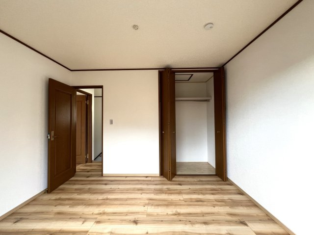 これはイイですね。全室南向きで明るく通風がとてもとても良い！！カースペースもゆとりがあります◎その上駅距離が徒歩４分ときたらもう...誰が見てもGOODな『旭区柏町』リフォーム戸建の洋室|洋室です