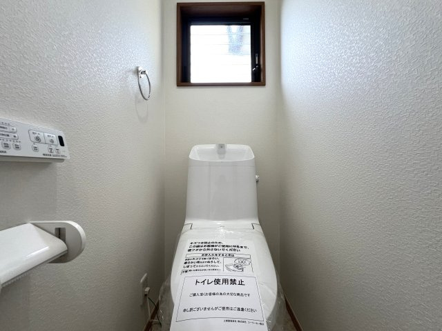 これはイイですね。全室南向きで明るく通風がとてもとても良い！！カースペースもゆとりがあります◎その上駅距離が徒歩４分ときたらもう...誰が見てもGOODな『旭区柏町』リフォーム戸建のトイレ|ゆったりとした空間のトイレです