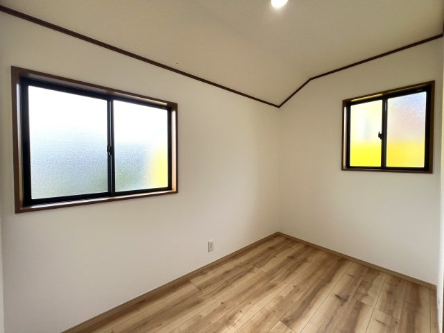 これはイイですね。全室南向きで明るく通風がとてもとても良い！！カースペースもゆとりがあります◎その上駅距離が徒歩４分ときたらもう...誰が見てもGOODな『旭区柏町』リフォーム戸建の収納|収納があります