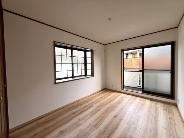 これはイイですね。全室南向きで明るく通風がとてもとても良い！！カースペースもゆとりがあります◎その上駅距離が徒歩４分ときたらもう...誰が見てもGOODな『旭区柏町』リフォーム戸建の洋室|スタンダードな洋室です