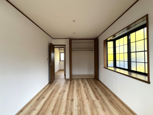 これはイイですね。全室南向きで明るく通風がとてもとても良い！！カースペースもゆとりがあります◎その上駅距離が徒歩４分ときたらもう...誰が見てもGOODな『旭区柏町』リフォーム戸建の洋室|コンパクトで使いやすい洋室です