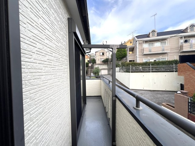 これはイイですね。全室南向きで明るく通風がとてもとても良い！！カースペースもゆとりがあります◎その上駅距離が徒歩４分ときたらもう...誰が見てもGOODな『旭区柏町』リフォーム戸建のバルコニー|暖かな日差しのふりそそぐバルコニー