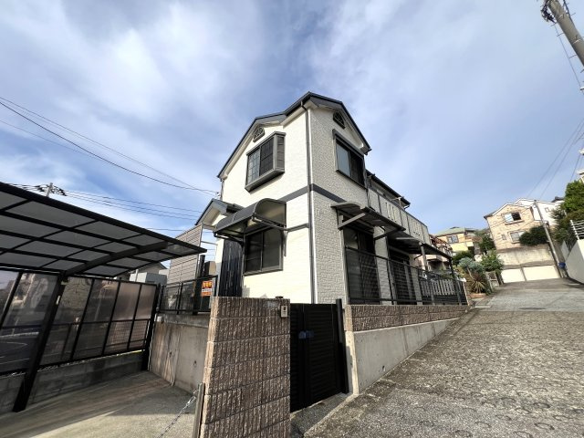 これはイイですね。全室南向きで明るく通風がとてもとても良い！！カースペースもゆとりがあります◎その上駅距離が徒歩４分ときたらもう...誰が見てもGOODな『旭区柏町』リフォーム戸建の外観|外観もきれいです