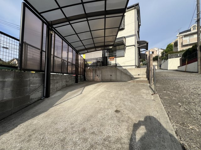 これはイイですね。全室南向きで明るく通風がとてもとても良い！！カースペースもゆとりがあります◎その上駅距離が徒歩４分ときたらもう...誰が見てもGOODな『旭区柏町』リフォーム戸建の駐車場|駐車場の用意があります